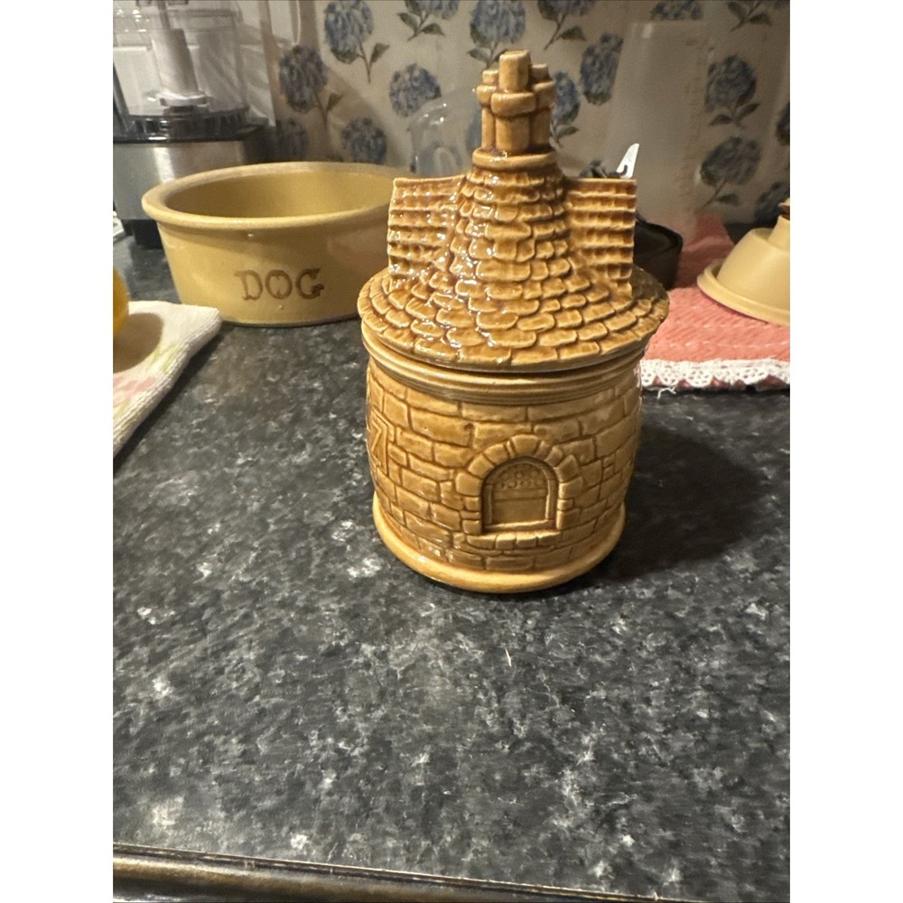 Vintage biscuit barrel modeled in the shape of a charming English stone cottage - Picture 2 of 2